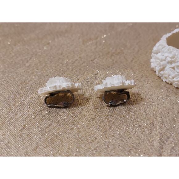 Vintage Faux Ivory Floral Celluloid Hinged Cuff Bracelet & Clip On Earrings - Picture 4 of 16